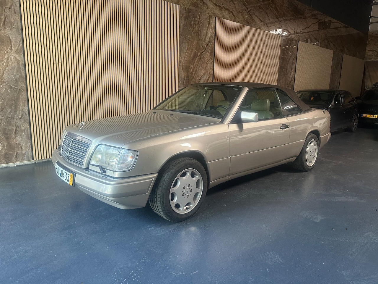 Mercedes-Benz E-klasse Cabrio - 320 FACELIFT w124 FULL OPTIONS AIRCO 2 JAAR APK - AutoWereld.nl
