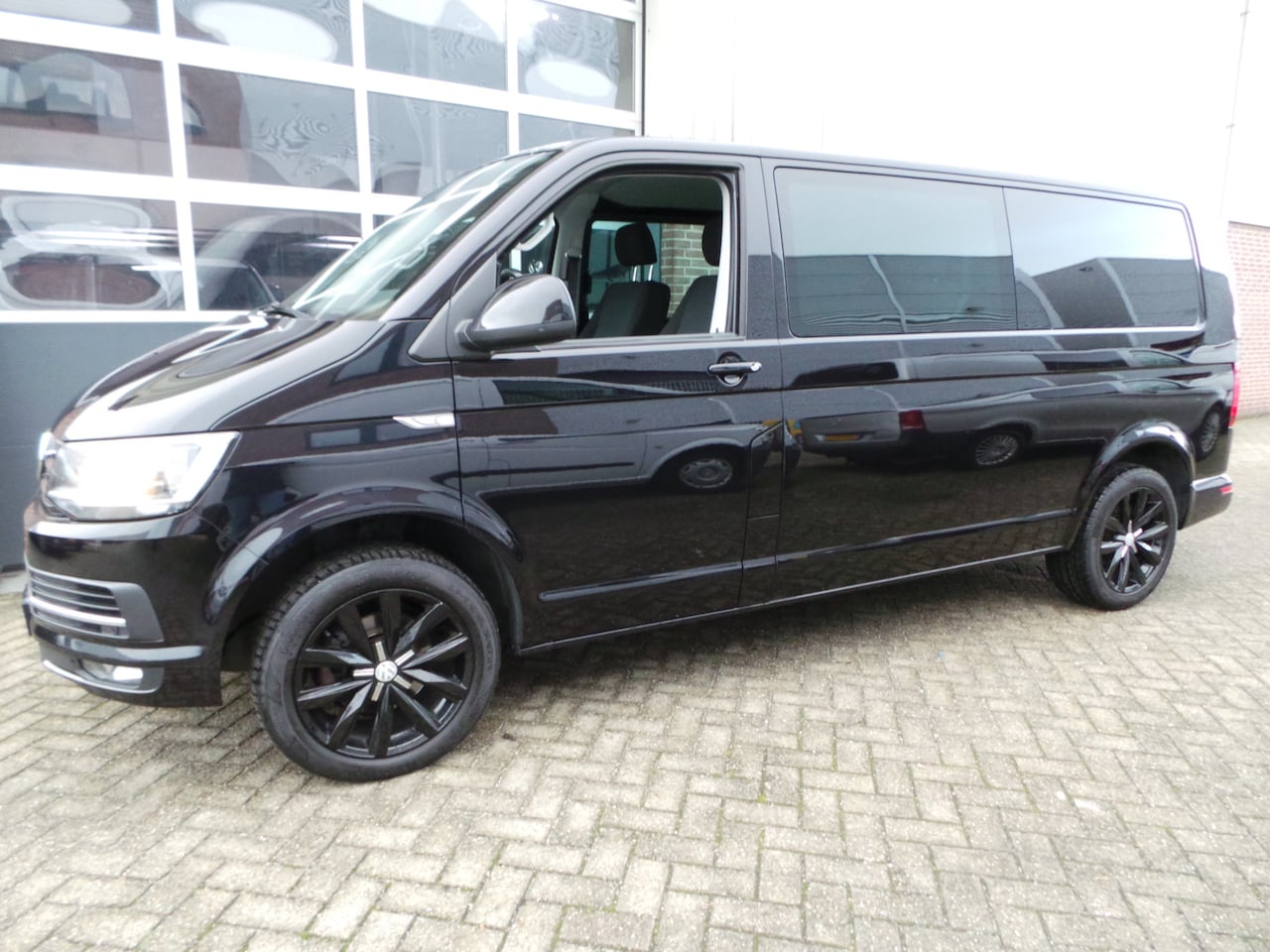 Volkswagen Transporter - 2.0 TDI 141pk Aut.L2 DC Airco,Cruise,Navigatie,Camera,Pdc,Lmv,Trekhaak,Achterklep - AutoWereld.nl