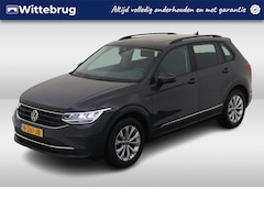 Volkswagen Tiguan - 1.5 TSI 130pk Life / Panoramadak / LM 17 inch / Parkeersensoren / Navigatie / Wegkl trekha