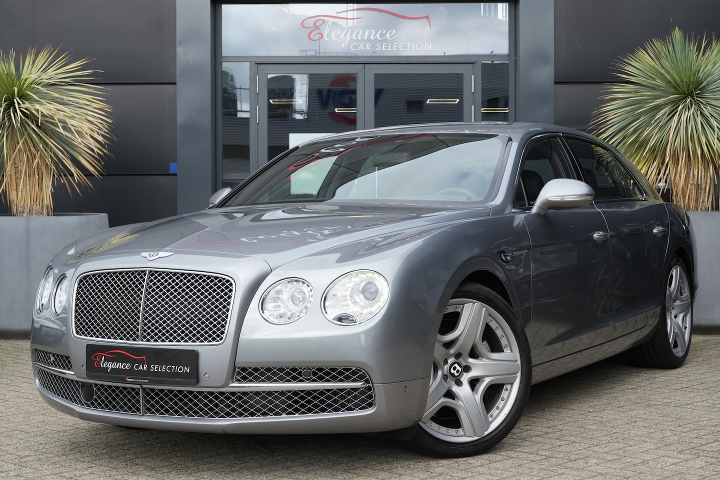 Bentley Flying Spur - 6.0 W12 626pk Panoramdak/Navigatie/CruiseControl - AutoWereld.nl
