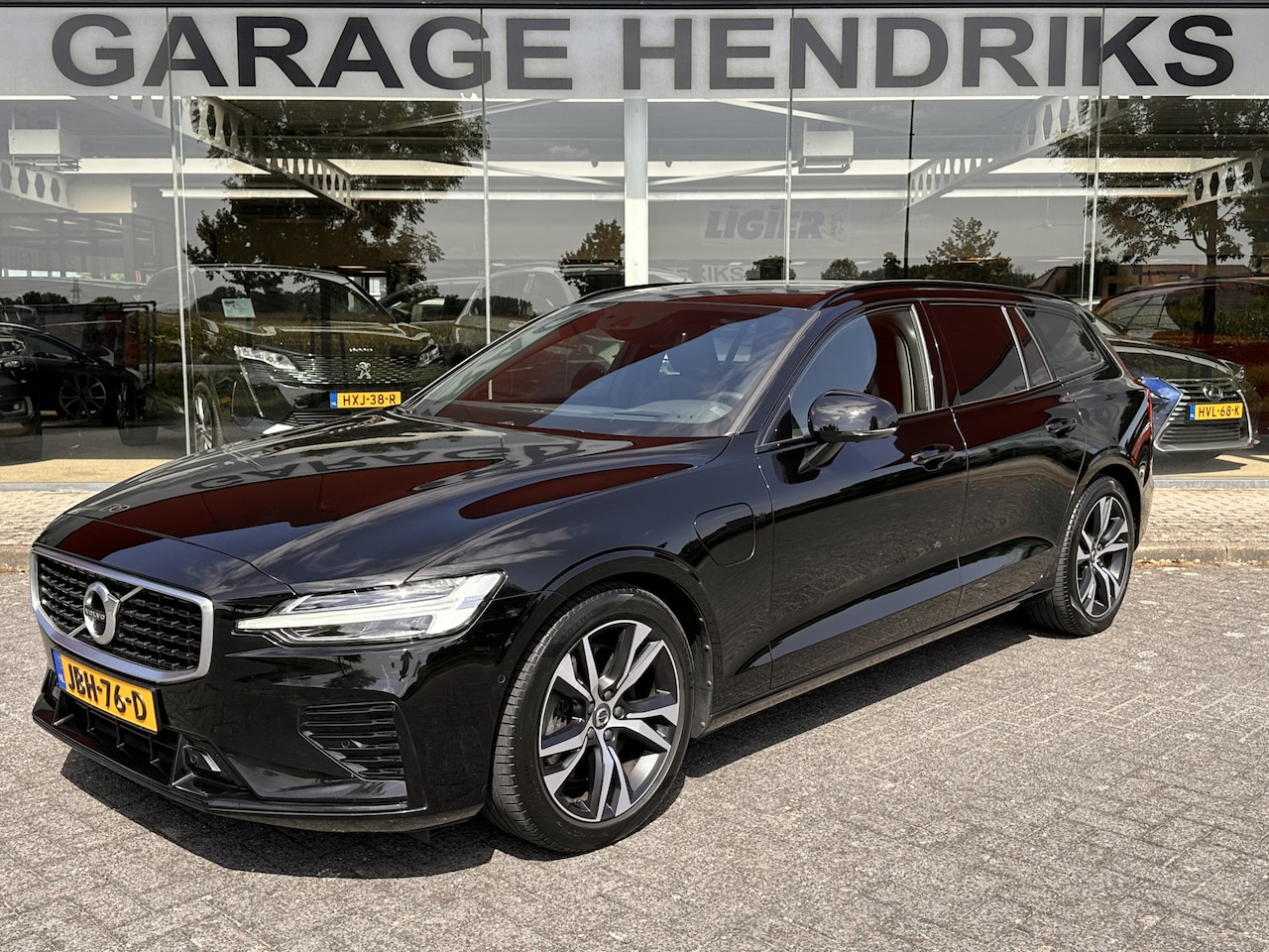 Volvo V60 - 2.0 T8 Twin Engine AWD R-Design | Pano | 360 Cam | H&K | Luxury Line | HUD | occasion - AutoWereld.nl