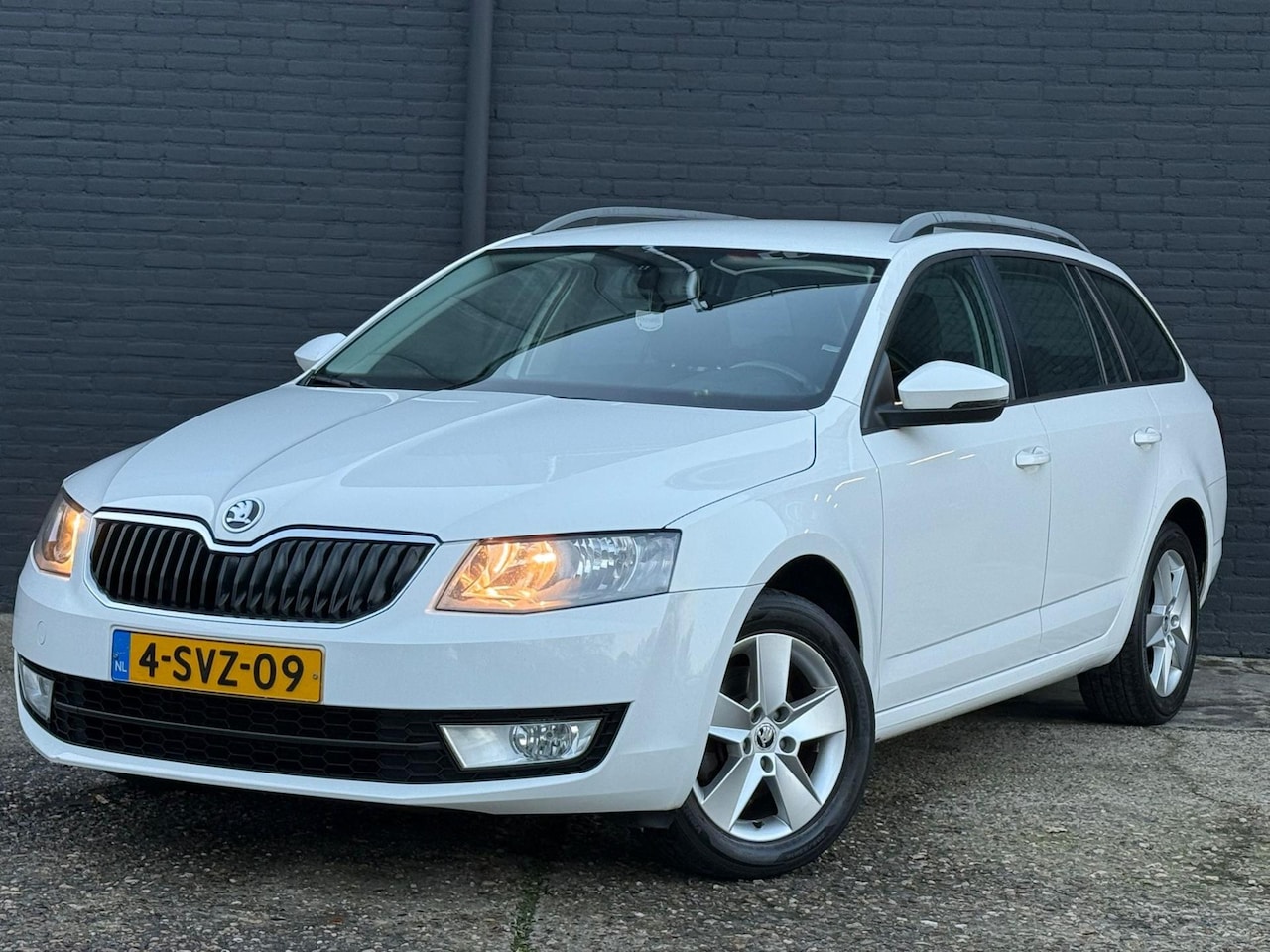 Skoda Octavia Combi - 1.2 TSI Greentech Ambition Businessline NAVI | CRUISE | PDC | TREKHAAK | AIRCO | NWE APK - AutoWereld.nl