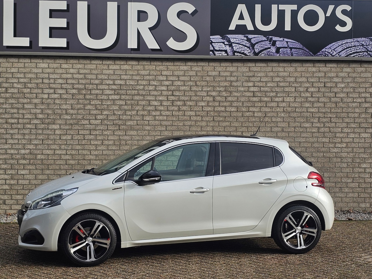 Peugeot 208 - 1.2 PureTech GT-Line Pano-dak/Leer/Camera - AutoWereld.nl