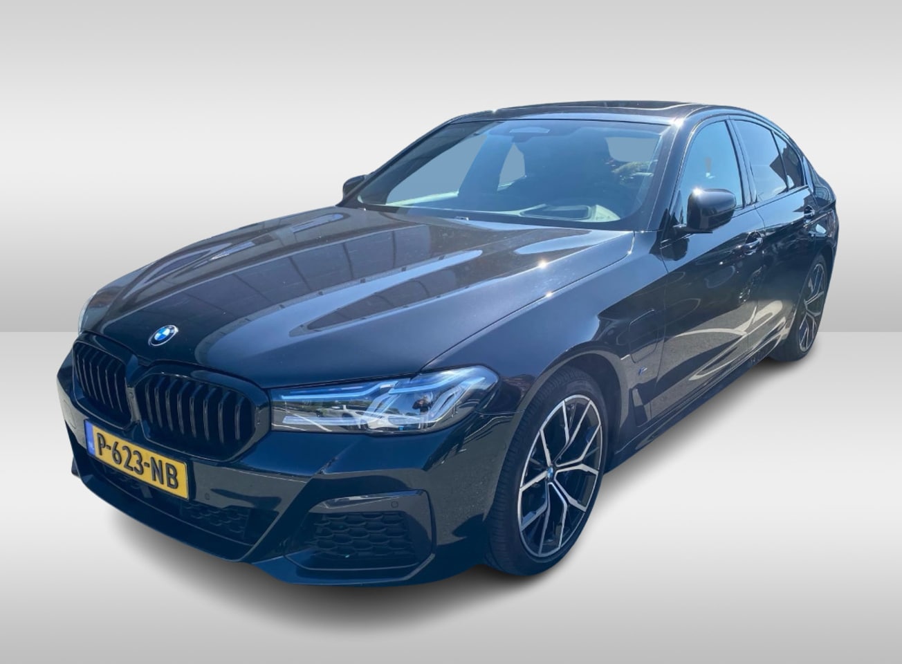 BMW 5-serie - 530e xDrive High Exe. M Sport / Schuifdak / Camera / Head-up / 19'' / CarPlay / Harman Kar - AutoWereld.nl