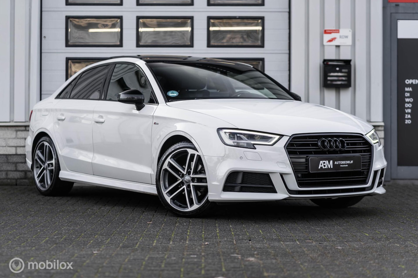 Audi A3 Limousine - 35 TFSI 150PK 3X S-line PANO MATRIX ACC - AutoWereld.nl