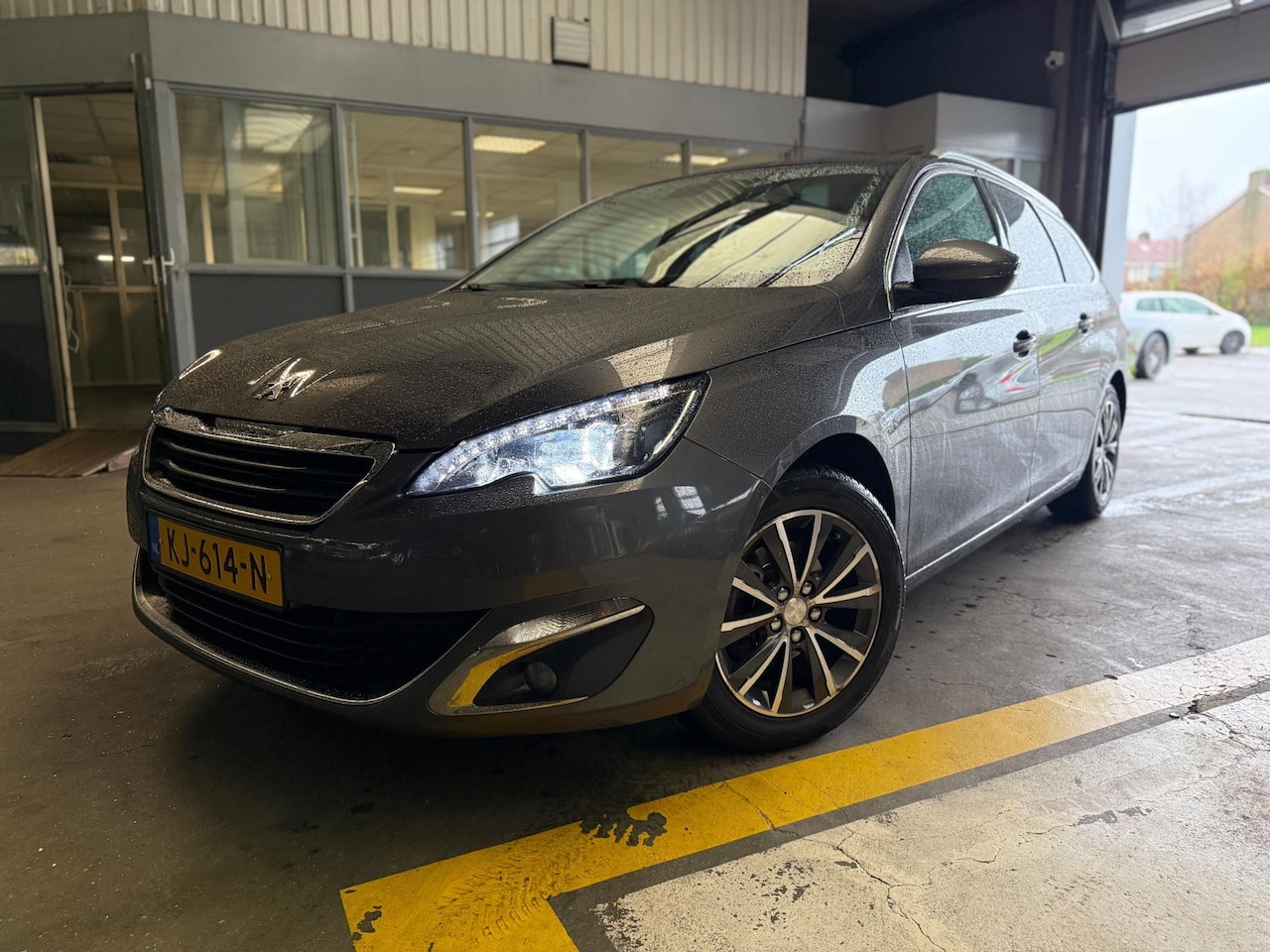 Peugeot 308 SW - 1.2 PureTech Blue Lease Premium | 130 PK | LED | Panoramadak | Trekhaak | Cruise | - AutoWereld.nl