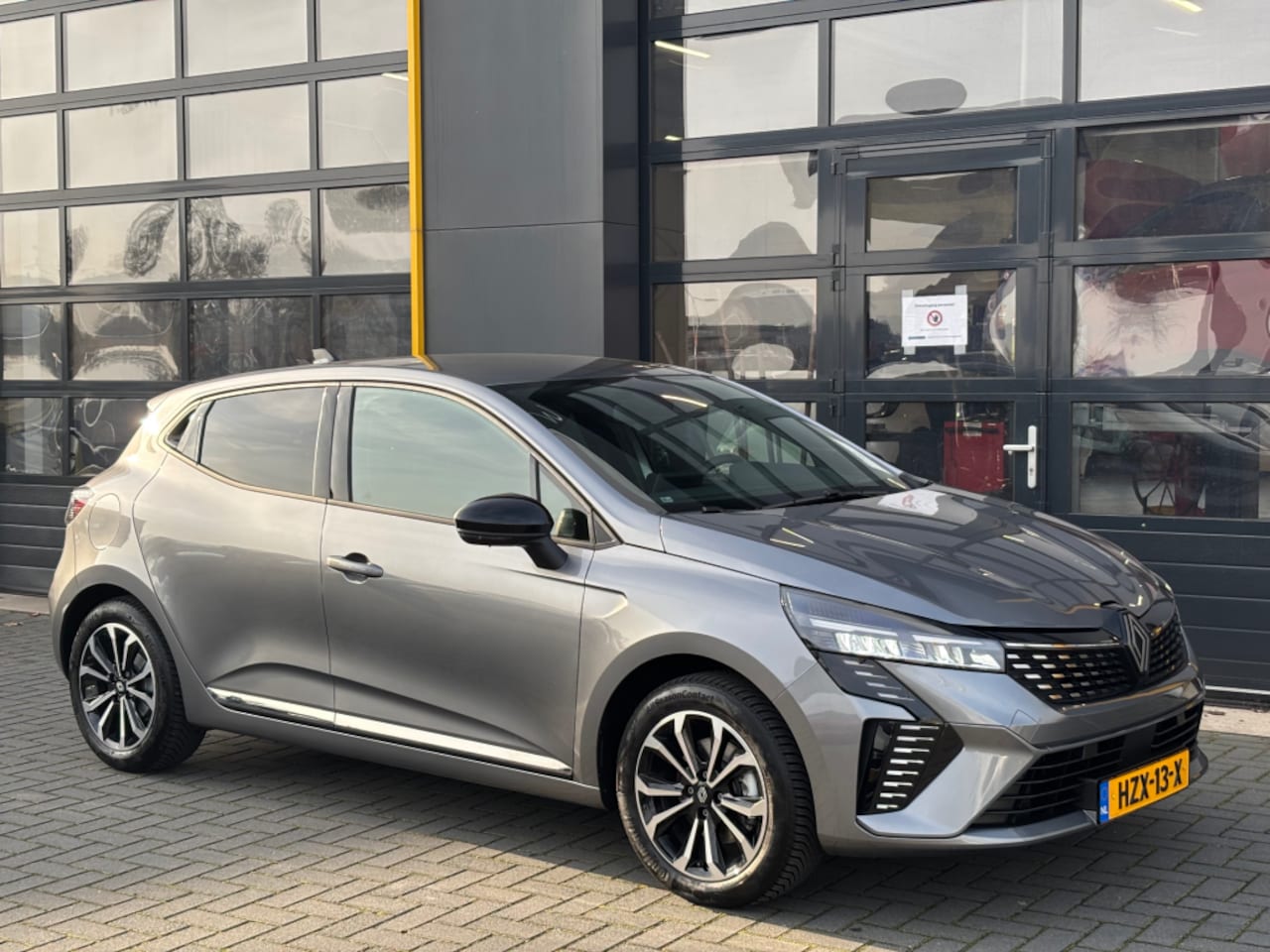 Renault Clio - 1.6 E-Tech Full Hybrid 145 Techno Pack Winter Grote Navi - AutoWereld.nl