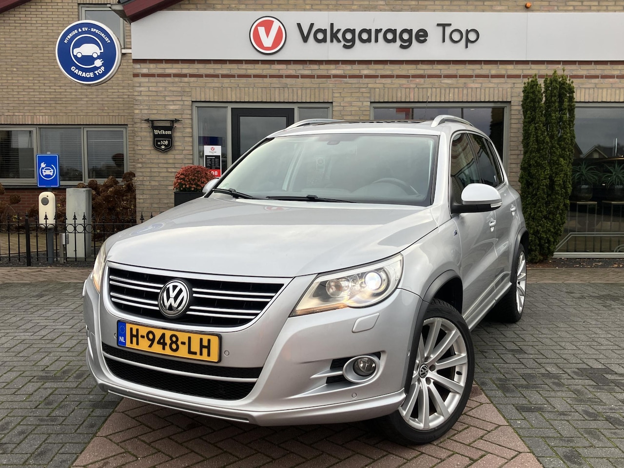 Volkswagen Tiguan - 2.0 TSI 4Motion R-Line | Camera | Leder | Pano - AutoWereld.nl