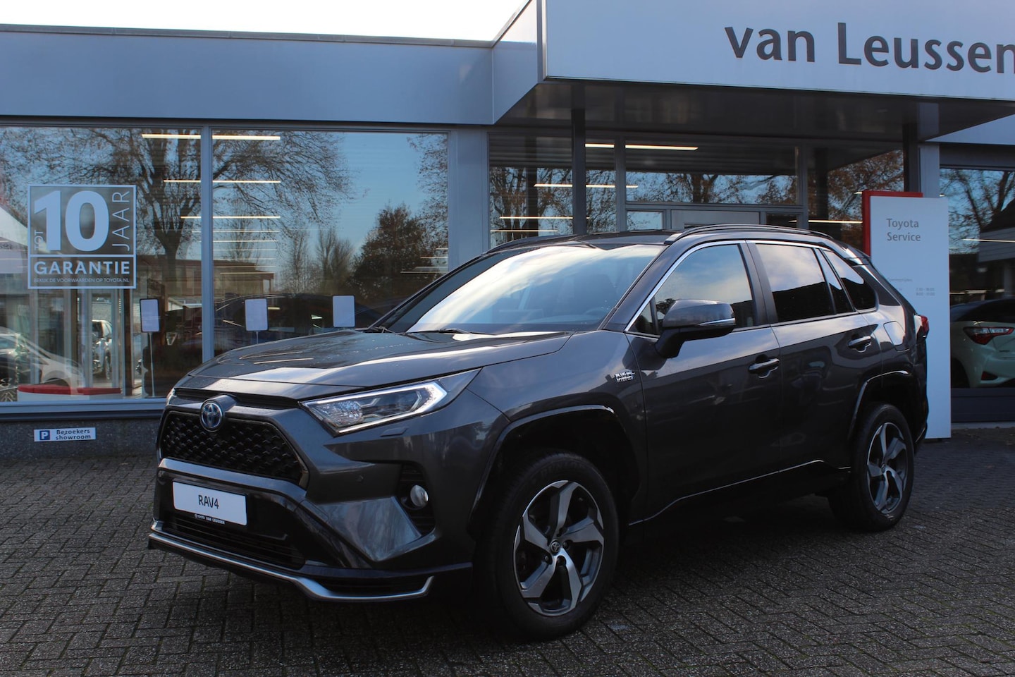 Toyota RAV4 - 2.5 PLUG-IN HYBRID STYLE STOELVERW. V+A EL-STOEL EL-ACHTERKLEP STUUR VERW. - AutoWereld.nl