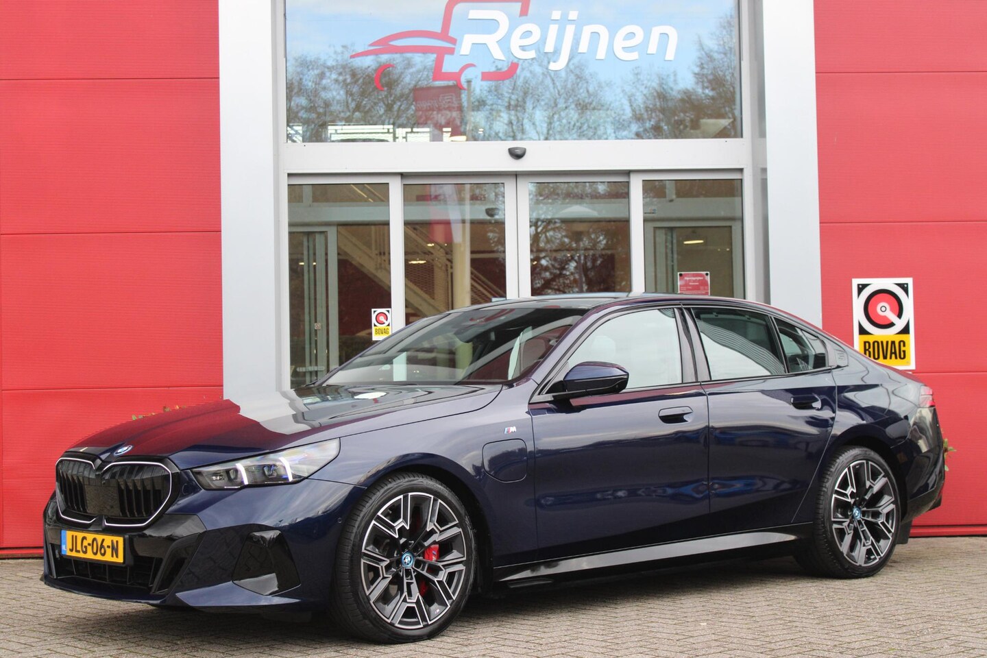 BMW 5-serie - 550e 490PK xDRIVE | ICONIC GLOW GRILL | PANORAMA DAK | MEESTURENDE ACHTERAS | STUUR VERWAR - AutoWereld.nl
