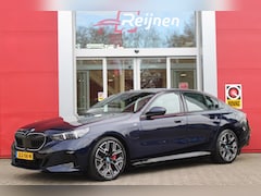 BMW 5-serie - 550e 490PK xDRIVE | ICONIC GLOW GRILL | PANORAMA DAK | MEESTURENDE ACHTERAS | STUUR VERWAR