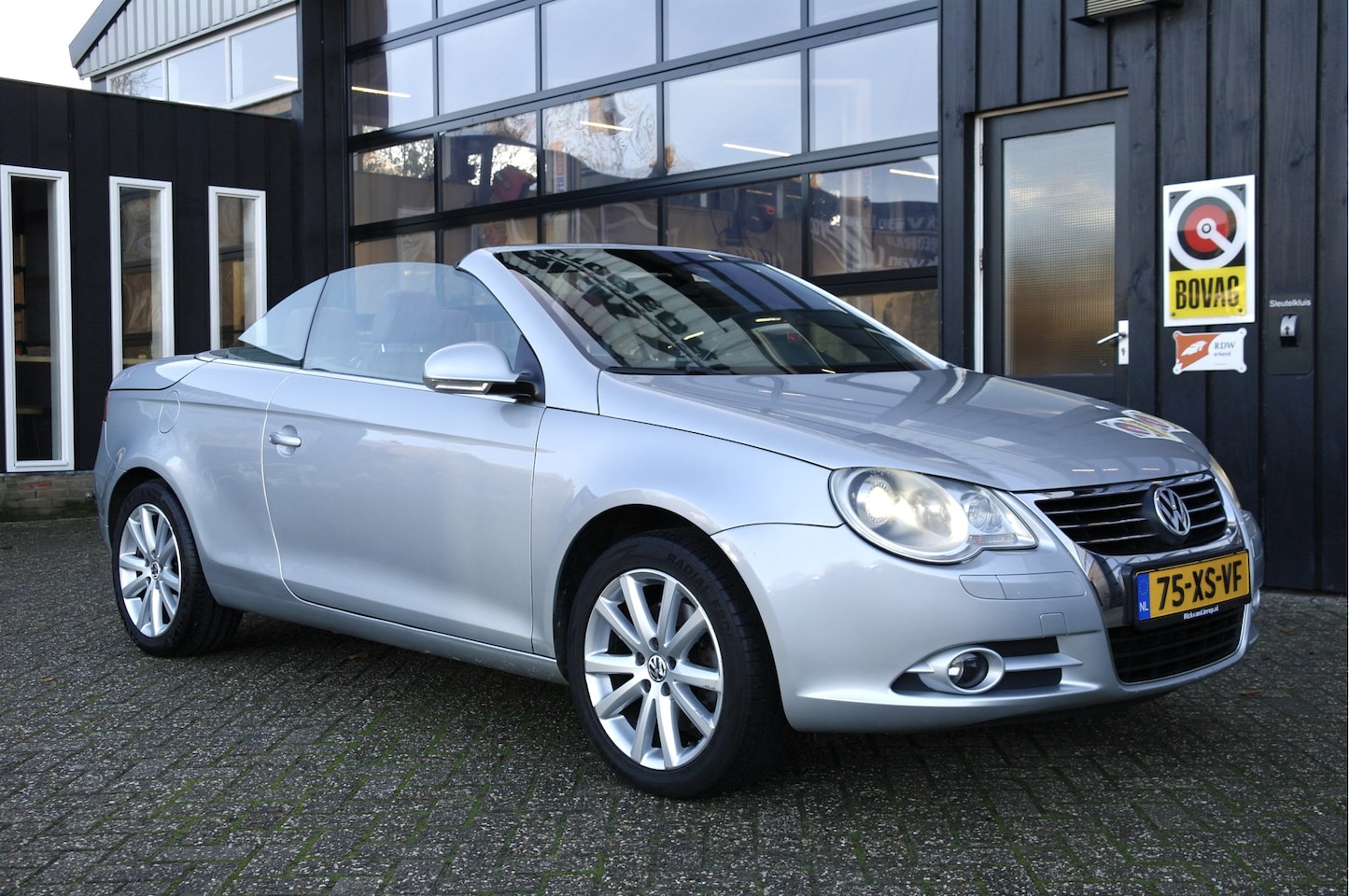 Volkswagen Eos - 3.2 V6 251 PK Automaat | NL-Auto | Leder | Cruise | Navi | Stoelverwarming - AutoWereld.nl