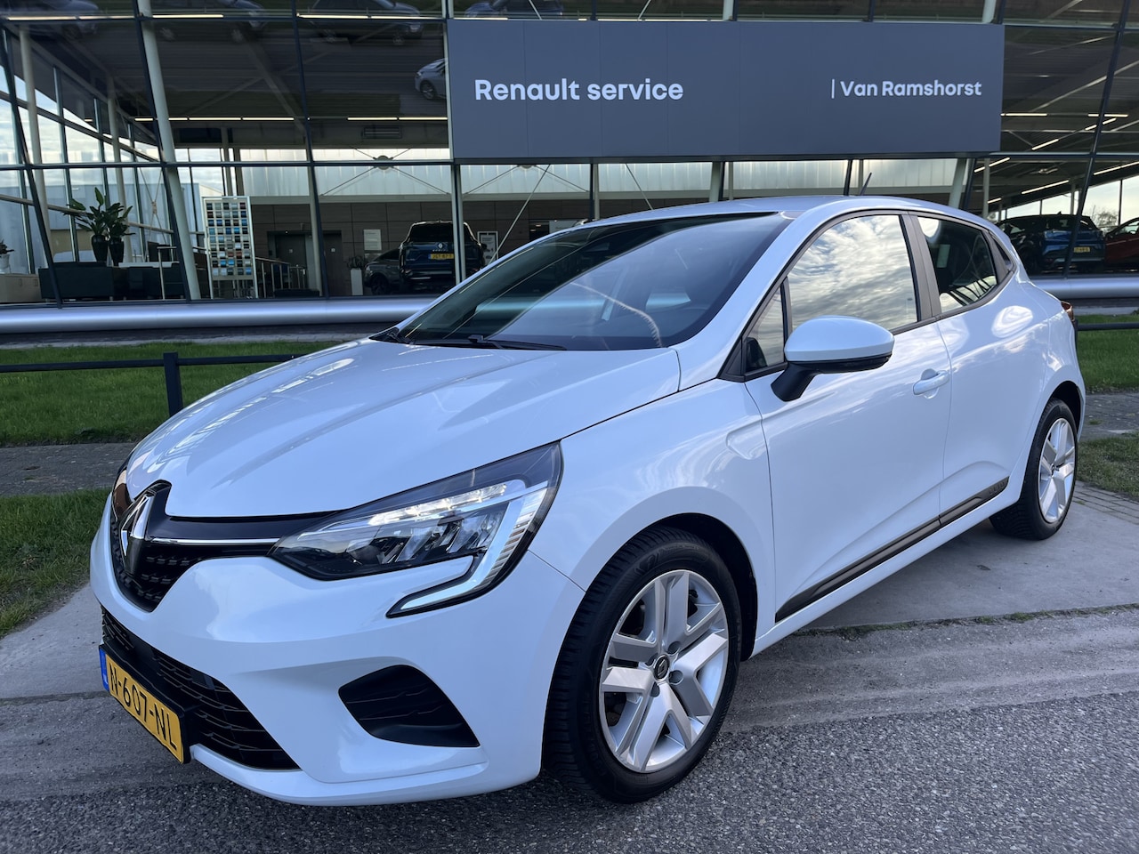 Renault Clio - 1.0 TCe / Apple Carplay - Android Auto / Parkeersensoren. Achter / Lane assist / Airco / - AutoWereld.nl