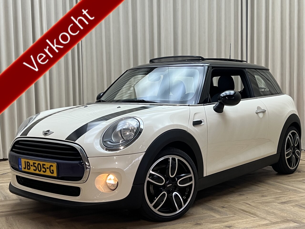 MINI Cooper - Mini 1.5 Business *Panoramadak* 136pk / 18'' JCW CUP / Org. NL! / Navigatie / Cruise / Air - AutoWereld.nl