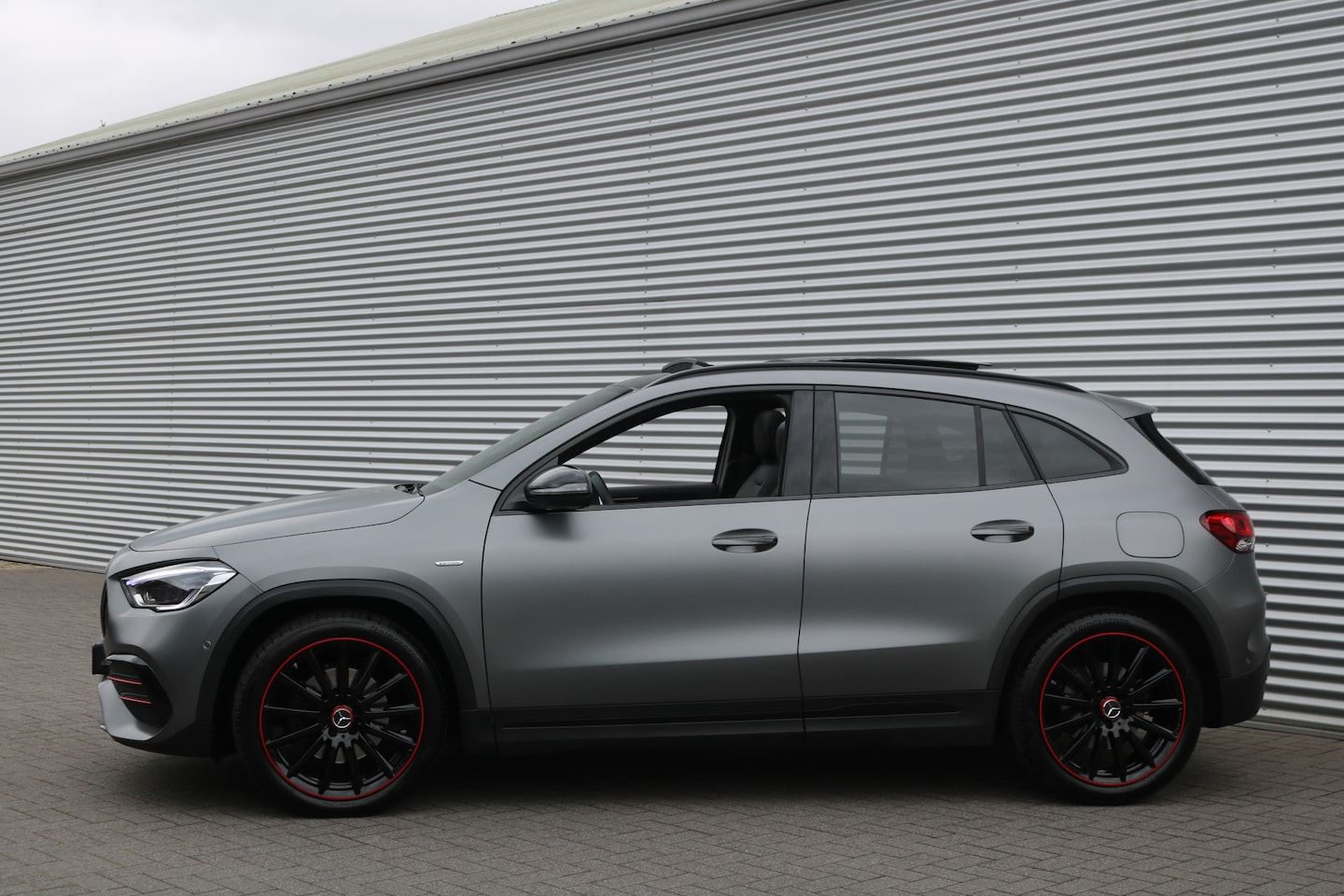 Mercedes-Benz GLA-Klasse - 250 4MATIC AMG Line Edition (Panoramdak Sportleder/Memory Burmester M-Bux Camera Multibeam - AutoWereld.nl
