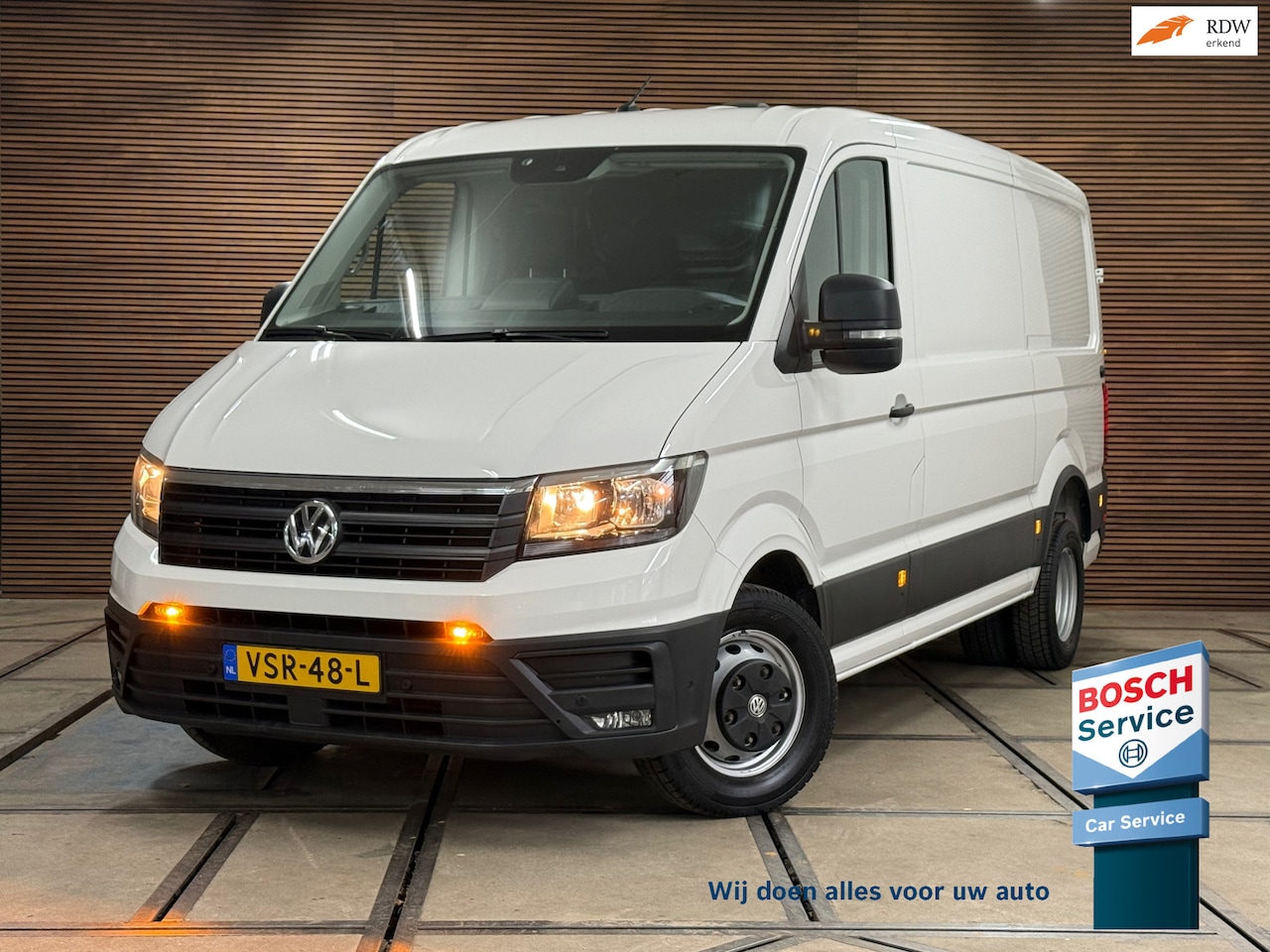Volkswagen Crafter - 35 2.0 TDI L3H2 Highline | Dubbellucht | Navigatie | Massagestoel | Trekhaak | Carplay - AutoWereld.nl