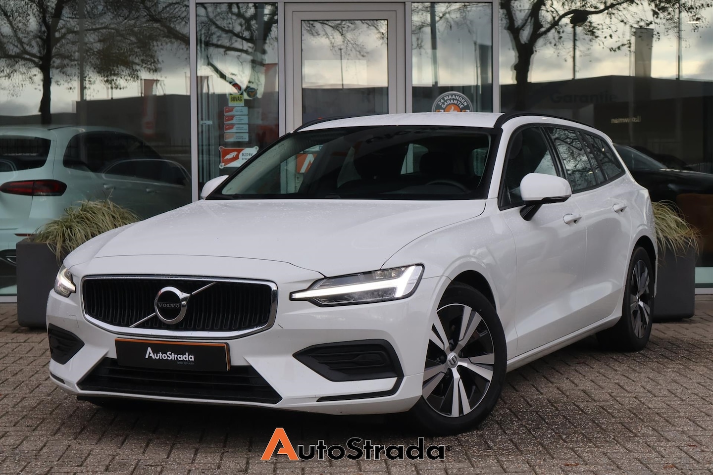 Volvo V60 - B3 Momentum Advantage 163pk | Trekhaak | ACC | Stoelverwarming | Camera | Carplay | Navi | - AutoWereld.nl