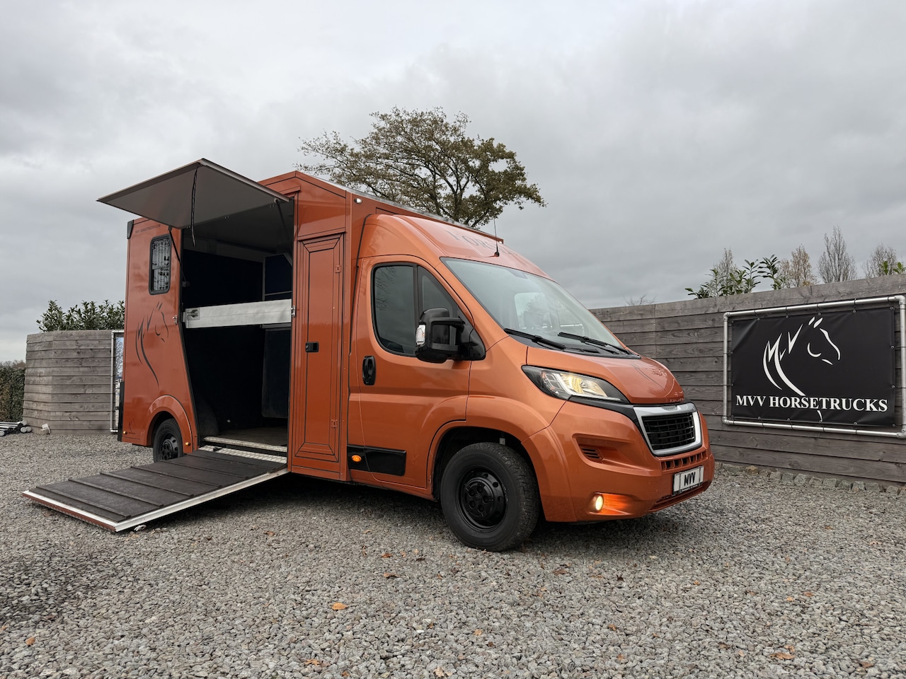 Peugeot Boxer - PAARDENWAGEN MVV 3XL | DUB CAB | 2016 | 143.000KM | B-RIJBEWIJS | NL KENTEKEN - AutoWereld.nl