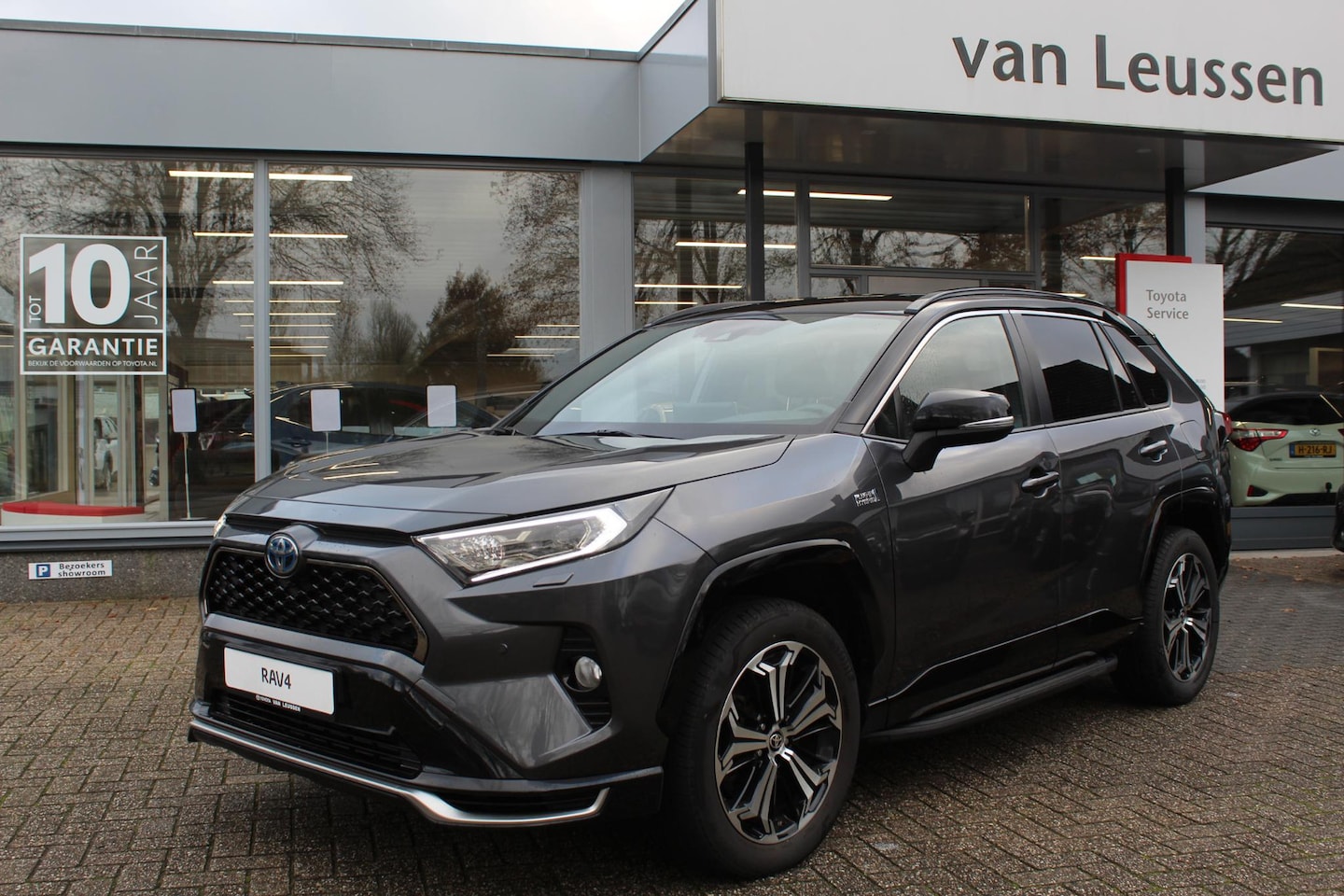 Toyota RAV4 - 2.5 PLUG-IN AWD HYBRID BI-TONE AFN.TREKHAAK DODEHOEKDETECTIE STOEL/STUUR&WISSERVERW. EL-A> - AutoWereld.nl