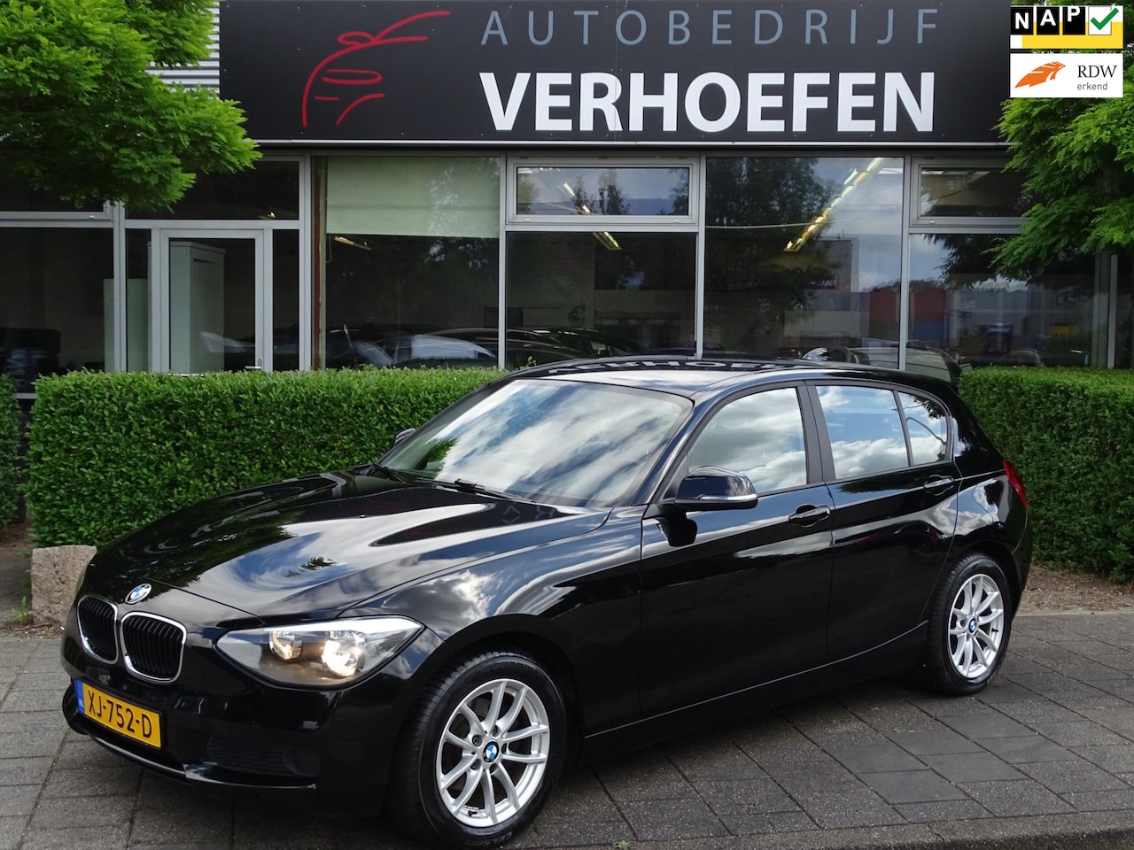 BMW 1-serie - 116d High Executive - AUTOMAAT - STOEL VERW - CRUISE / CLIMATE CONTR - PARK SENSOREN ! - AutoWereld.nl