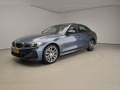 BMW 3-serie - Sedan 330e | LED | Leder | HUD | Schuifdak | Sportstoelen | Stoelverwarming | DAB | Alu 18