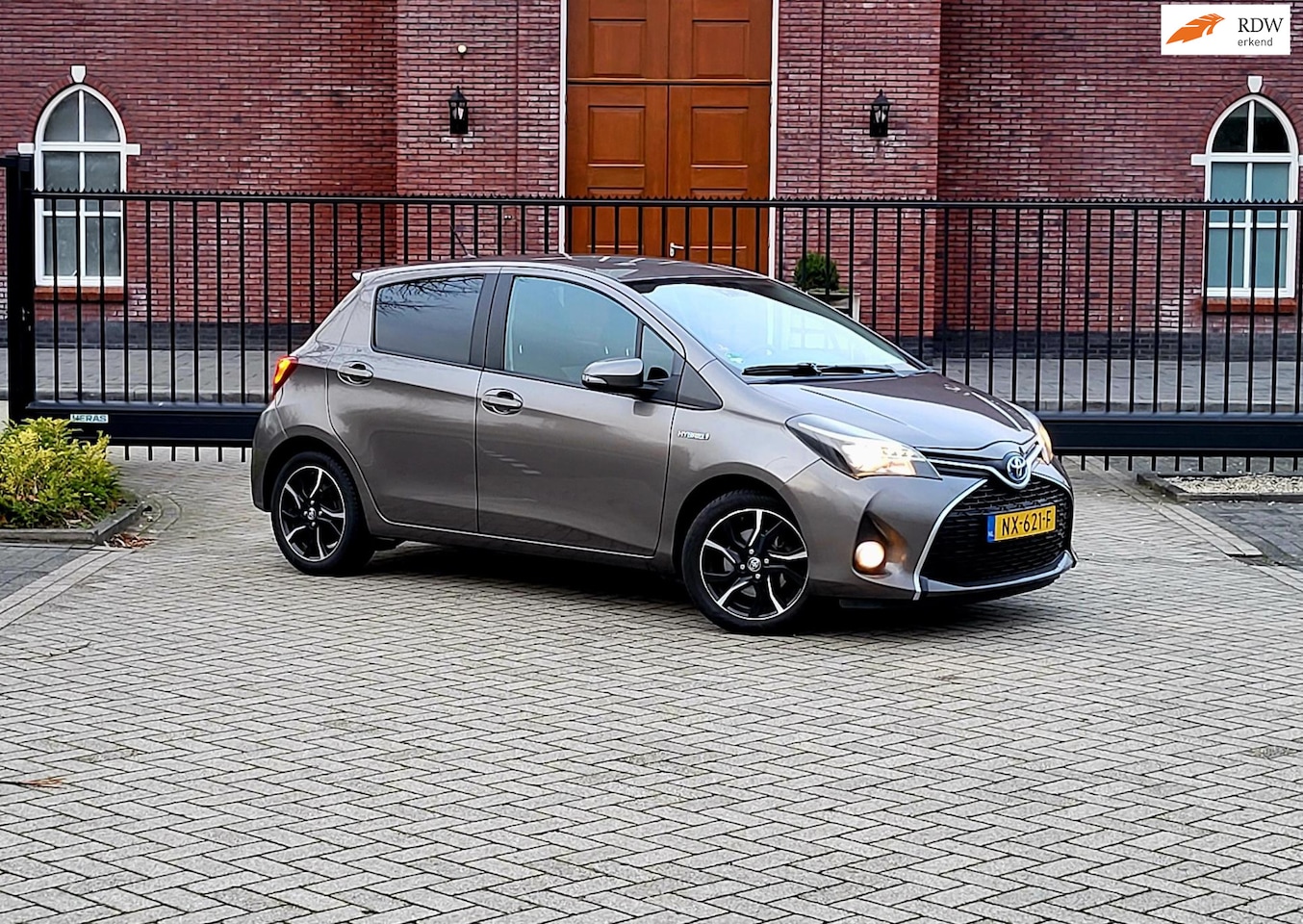 Toyota Yaris - 1.5 Hybrid Dynamic Bi-Tone / Automaat / 1e Eiegenaar / Camera / Pdc / Trekhaak - AutoWereld.nl