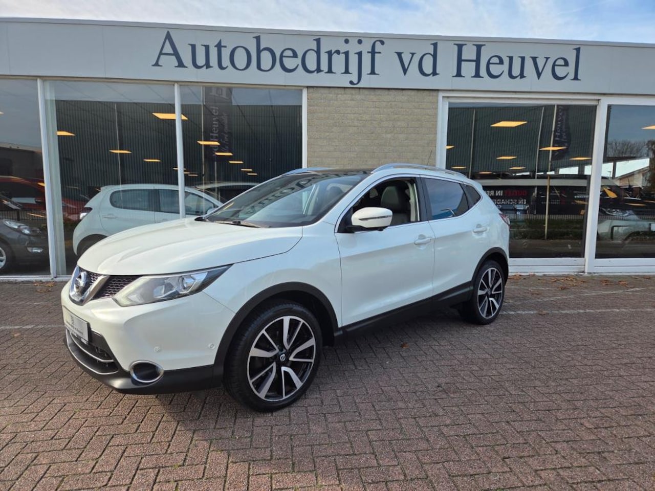 Nissan Qashqai - 1.2 Tekna 360 camera*Panorama*Leder*Navi*Stoel/voorruit verw.*DAB* Rijklaar - AutoWereld.nl