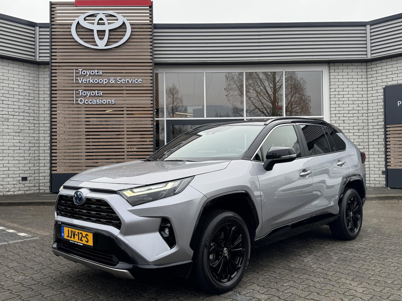Toyota RAV4 - 2.5 HYBRID AWD BI-TONE STOELVERW EL-STOEL EL-ACHTERKLEP PARK-SENSOREN 18" LM-VELGEN NAVI A - AutoWereld.nl
