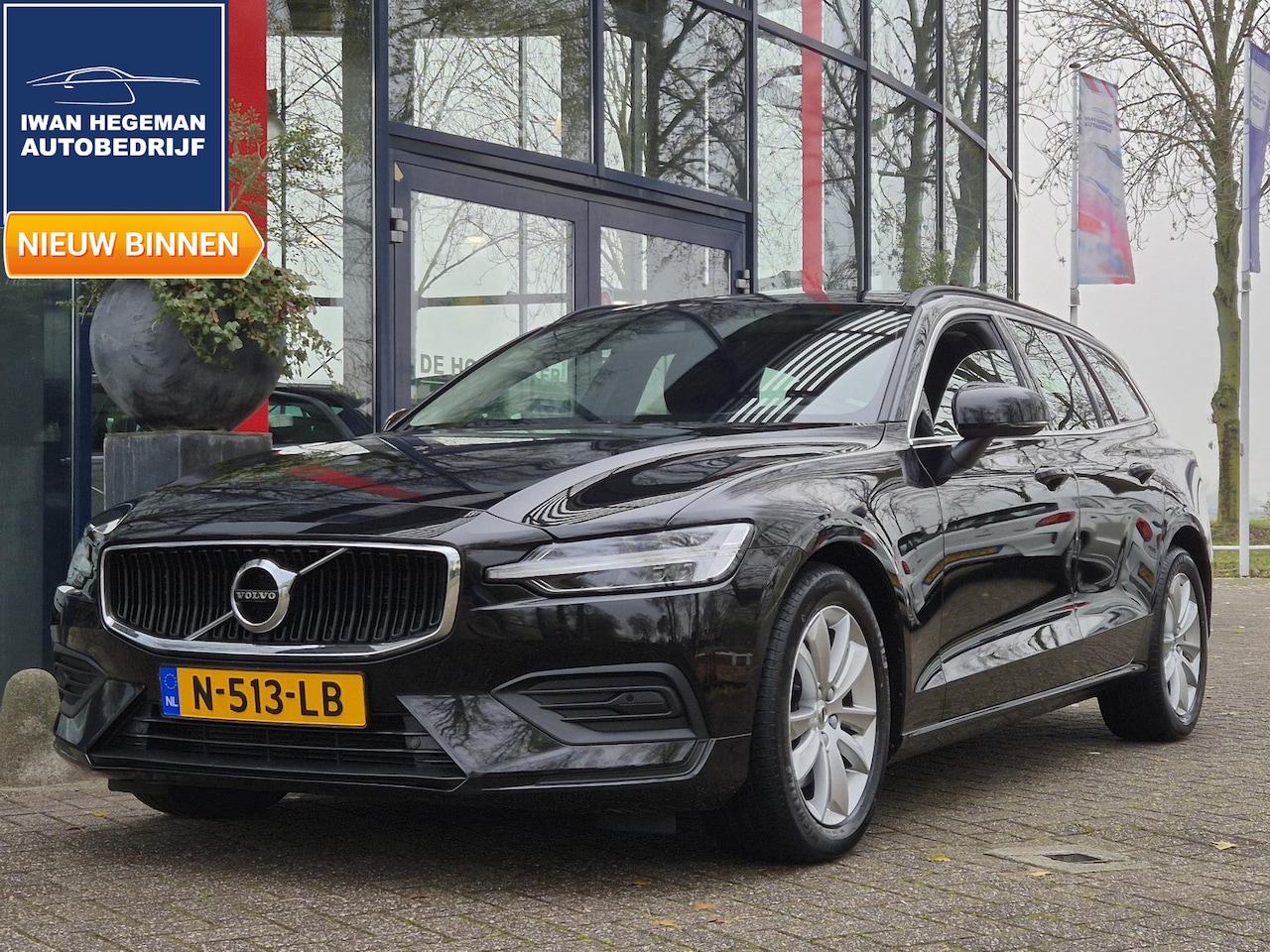 Volvo V60 - 2.0 B3 Momentum Business | ECC | LM velgen | PDC voor+achter+camera | Navigatie | - AutoWereld.nl