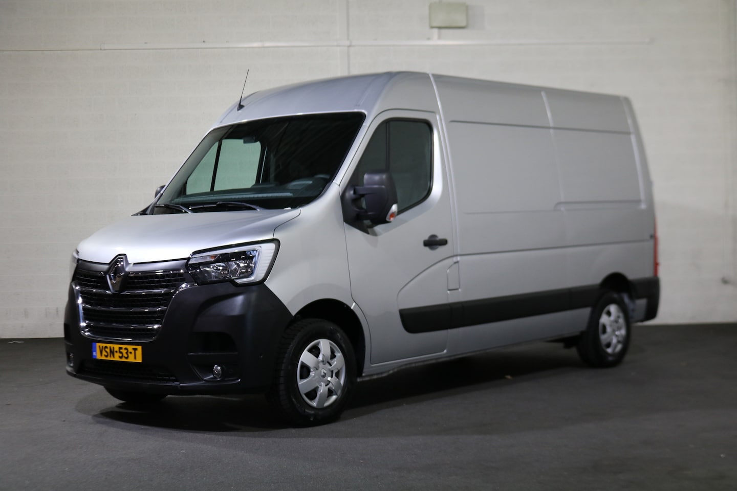 Renault Master - 2.3 dCi 135pk L2 H2 Work Edition Airco Navigatie Camera (wordt verwacht) - AutoWereld.nl