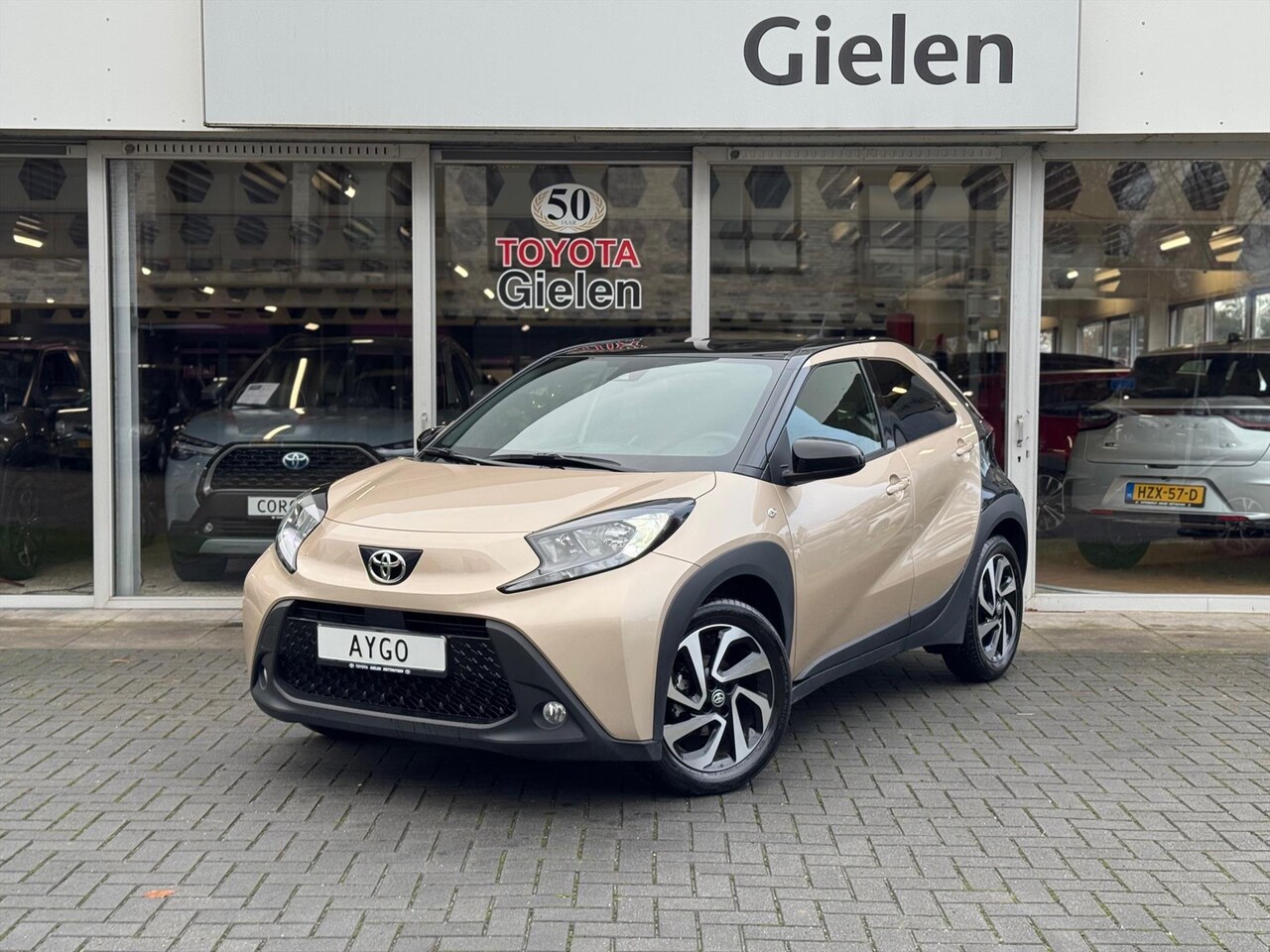 Toyota Aygo X - 1.0 VVT-i MT Pulse Bi-tone | Ginger beige, 17 inch, Privacy glass, Apple CarPlay/Android a - AutoWereld.nl