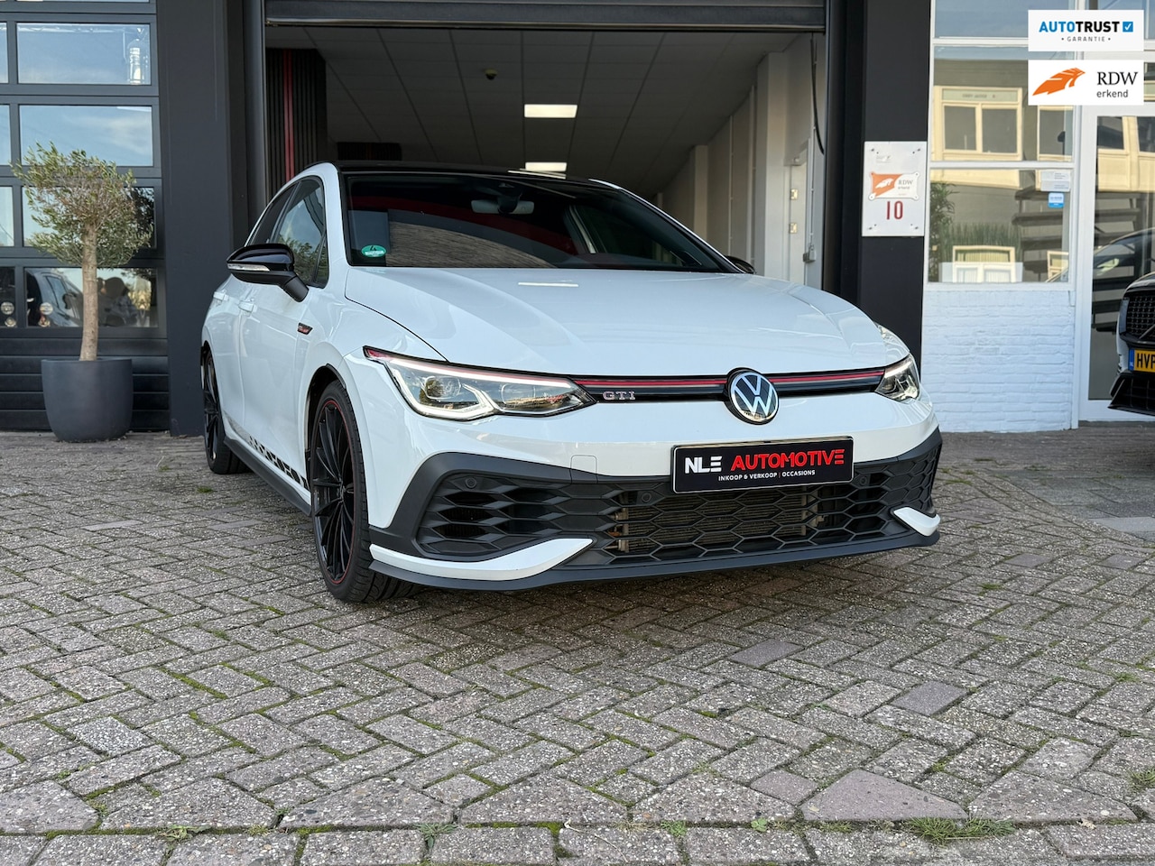 Volkswagen Golf - 2.0 TSI GTI Clubsport 45 jahre Akrapovic Nurburgring Harman - Parelmoer wit - AutoWereld.nl