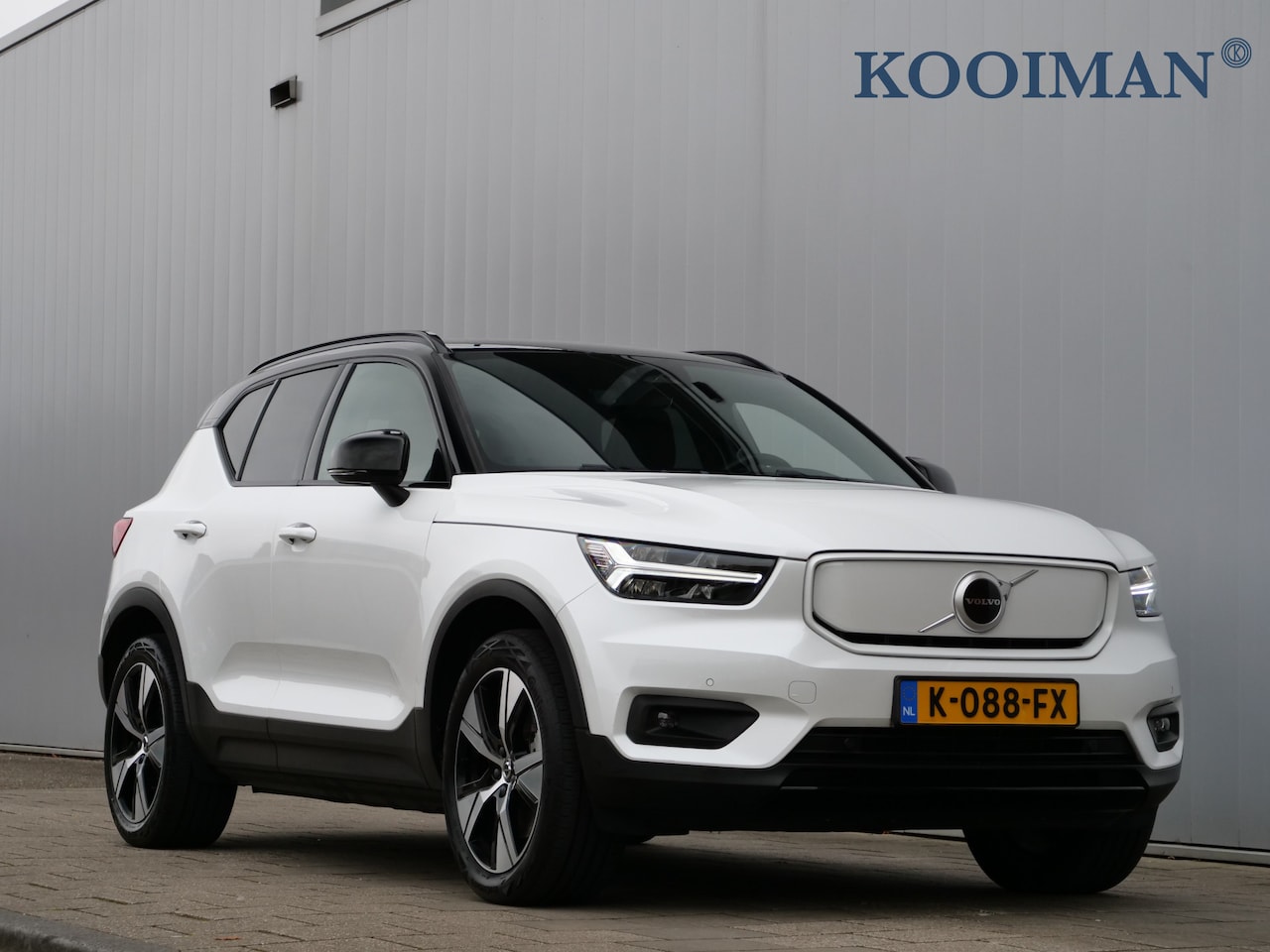 Volvo XC40 - Recharge P8 408pk AWD R-Design Automaat SOH 92% / Trekhaak / Stuurverwarming / Adaptive cr - AutoWereld.nl