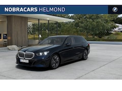 BMW 5-serie Touring - 530e M Sport Automaat / Panoramadak / Trekhaak / Adaptieve LED / Comfort Access / Parking