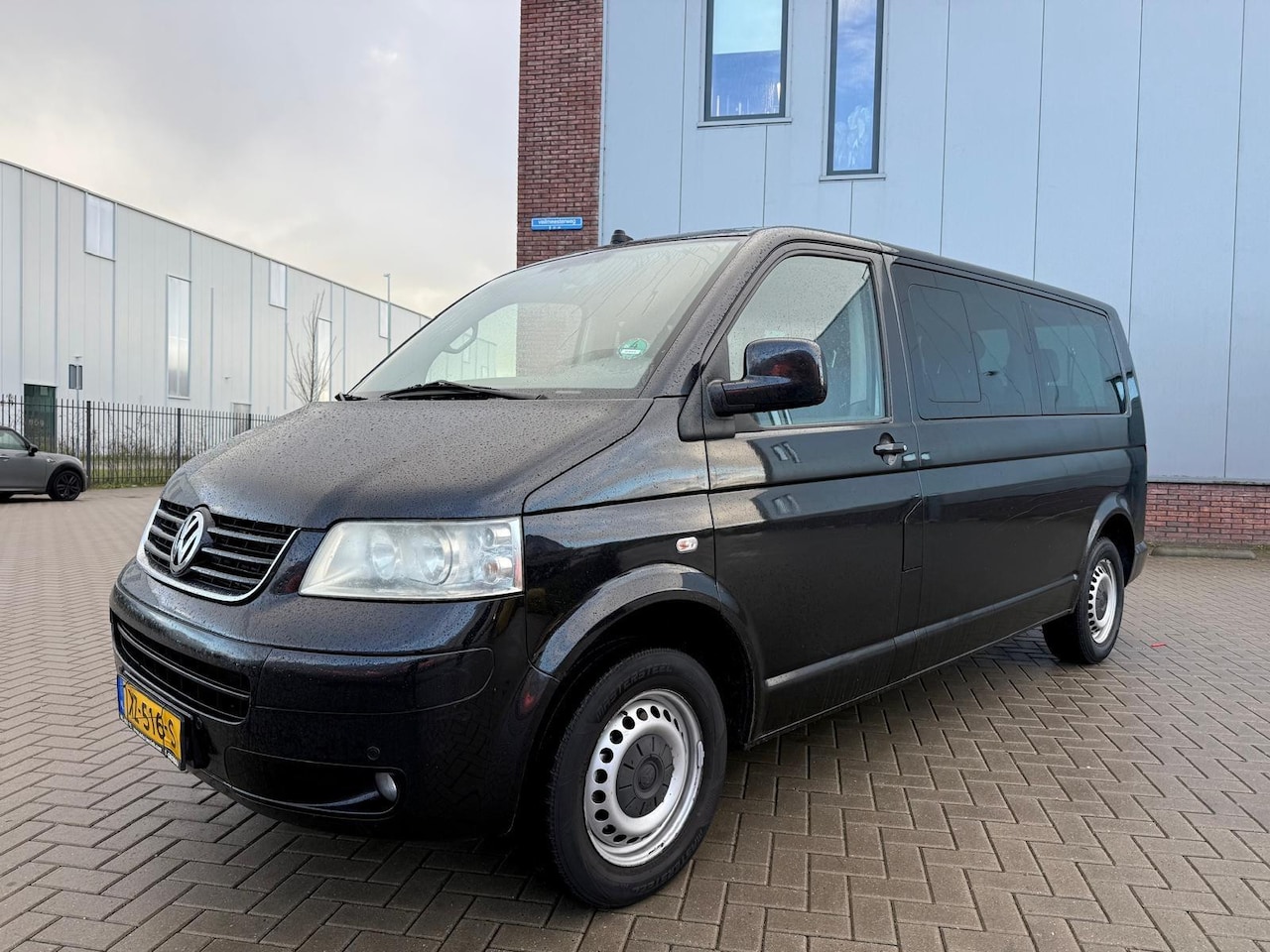Volkswagen Transporter Kombi - 2.5 TDI 340 Highline CARAVELLE 8 PERSOONS AUTOMAAT CLIMA LANG ZWART 2008 - AutoWereld.nl