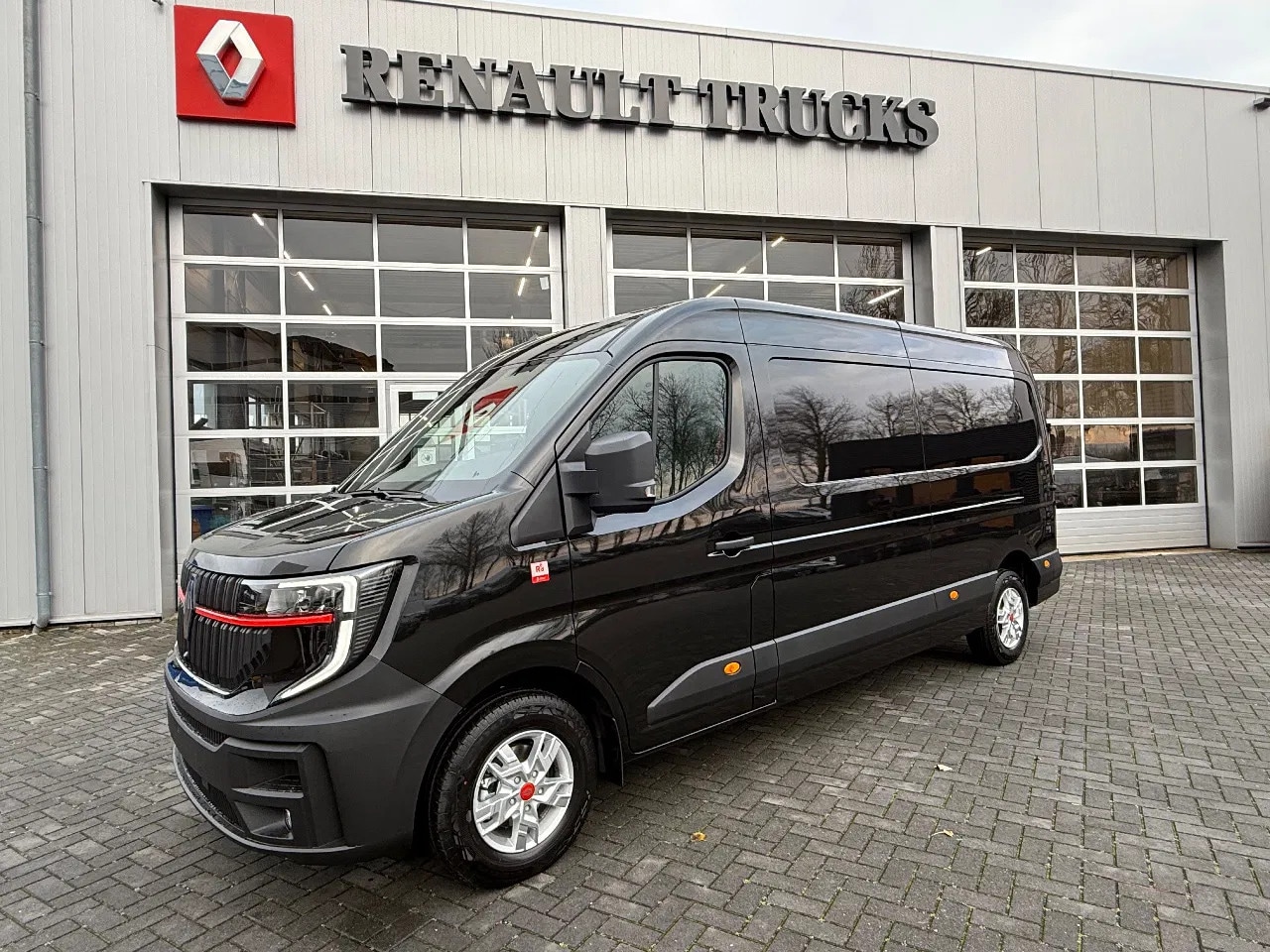 Renault Master E-Tech - Red Edition L3H2 NIEUW/ ZWART/ LM VELGEN - AutoWereld.nl