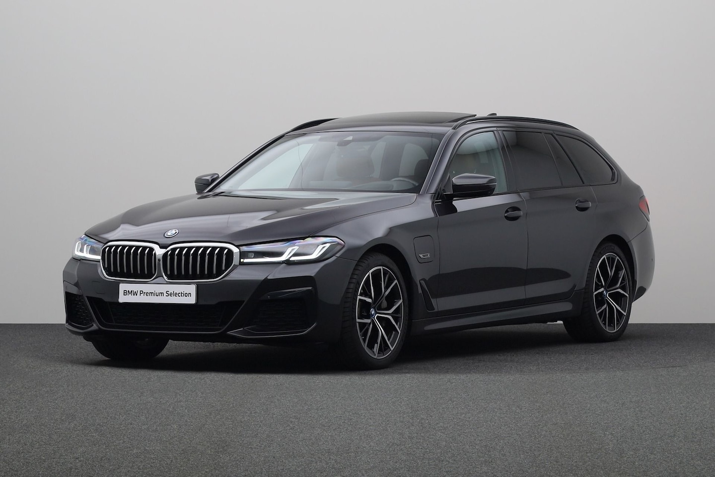 BMW 5-serie Touring - 530e High Executive x-drive | BMW Head-Up Display | BMW Laserlight | Glazen panoramadak | - AutoWereld.nl