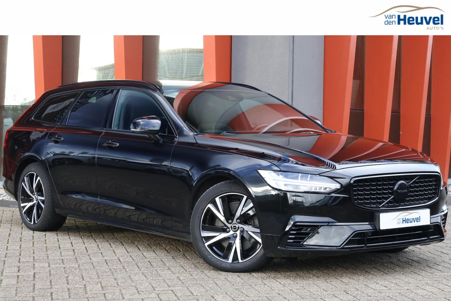 Volvo V90 - T6 Recharge AWD R-Design | Stoelverwarming | Parkeercamera | Trekhaak | Pilot Assist | BLI - AutoWereld.nl