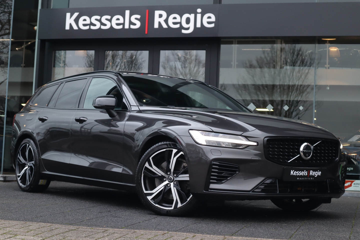 Volvo V60 - 2.0 T6 Plug-in hybrid AWD Plus Dark Pano H&K 360 El.Haak ACC Keyless Memory - AutoWereld.nl