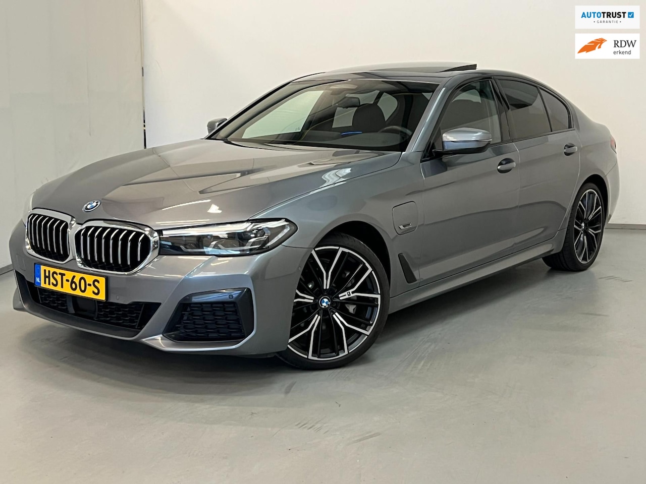 BMW 5-serie - 530e M Sport / Schuifdak / BTW / 20" LM / CarPlay - AutoWereld.nl