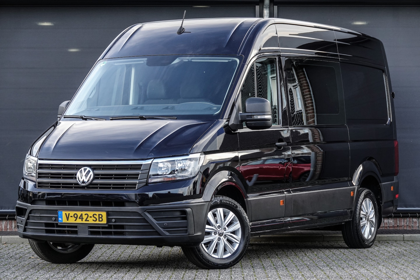 Volkswagen Crafter - L3H2 | 2.0Tdi 140Pk Aut. | 35 | Dubbele Cabine | 6-Persoons | Trekhaak | 17'' | Deepblack - AutoWereld.nl