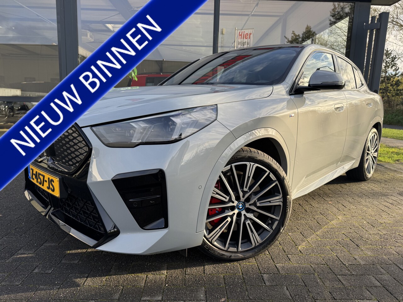 BMW iX2 - eDrive20 67 kWh M-Sport Panoramadak / Lederen bekleding - AutoWereld.nl