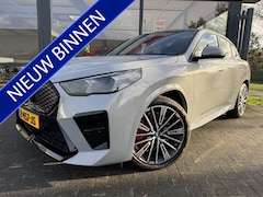 BMW iX2 - eDrive20 67 kWh M-Sport Panoramadak / Lederen bekleding