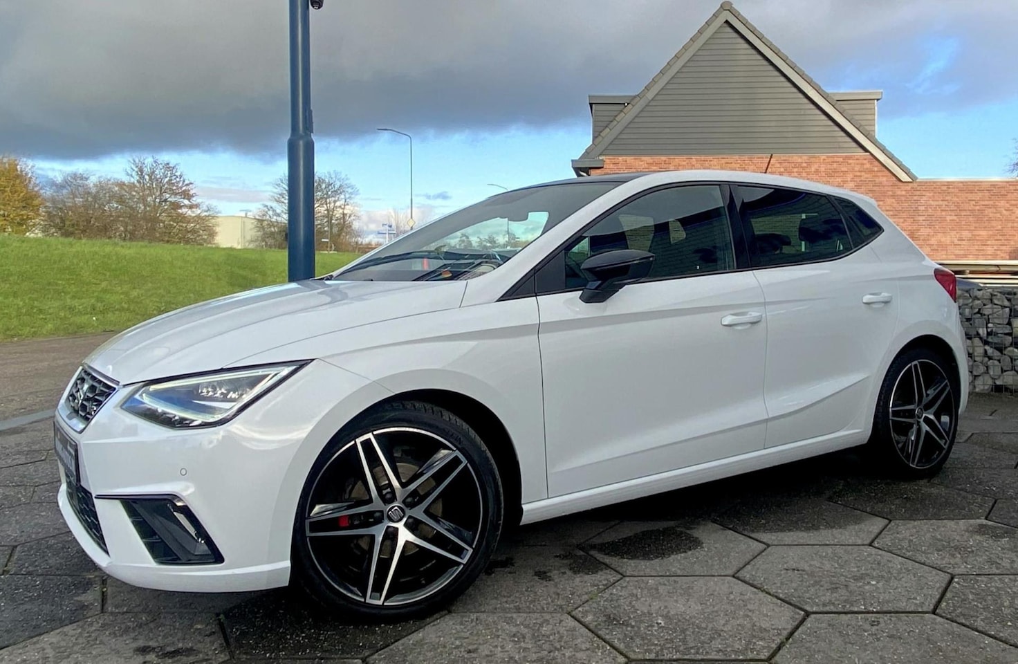 SEAT Ibiza - 1.0 TSI FR Automaat Bus. Intense Beats/ Pano/ LED/ Privacyglass - AutoWereld.nl