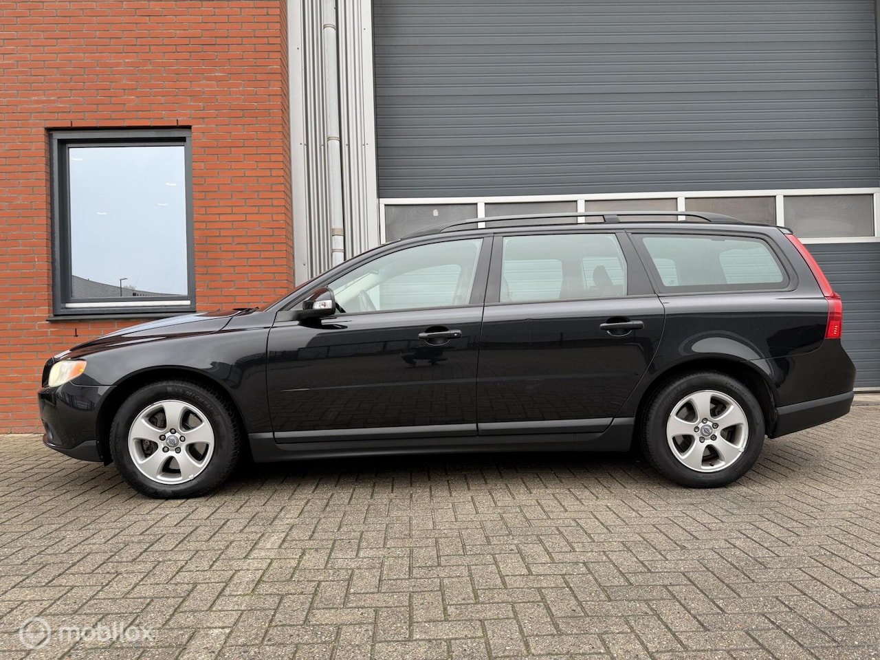 Volvo V70 - 2.5T Kinetic Geartr. - Volvo dealer o.h. - orig NL - AutoWereld.nl
