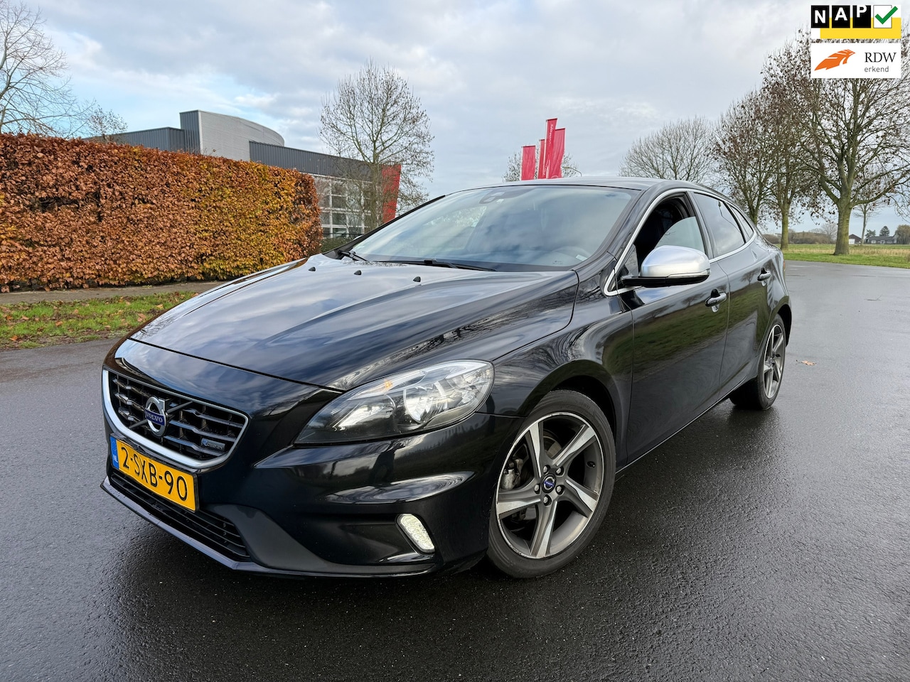 Volvo V40 - 1.6 D2 Summum R-DESIGN/NAP/PANO/NAVI/APK/CLIMA - AutoWereld.nl