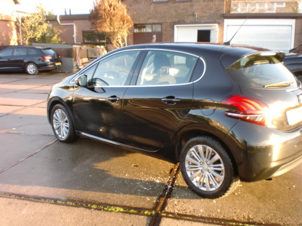 Peugeot 208 - 1.2 PURE TECH 5D BLEU LEASE €86 NAVI KM148 BJ2015 NAP - AutoWereld.nl