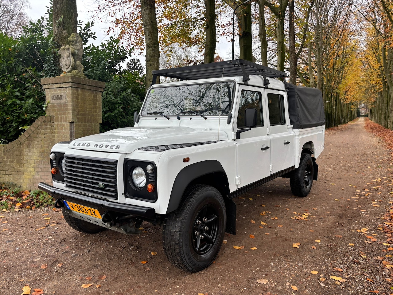 Land Rover Defender 130 - 2.2 D 130" S Crew Cab Trekhaak Airco Grijs kent - AutoWereld.nl