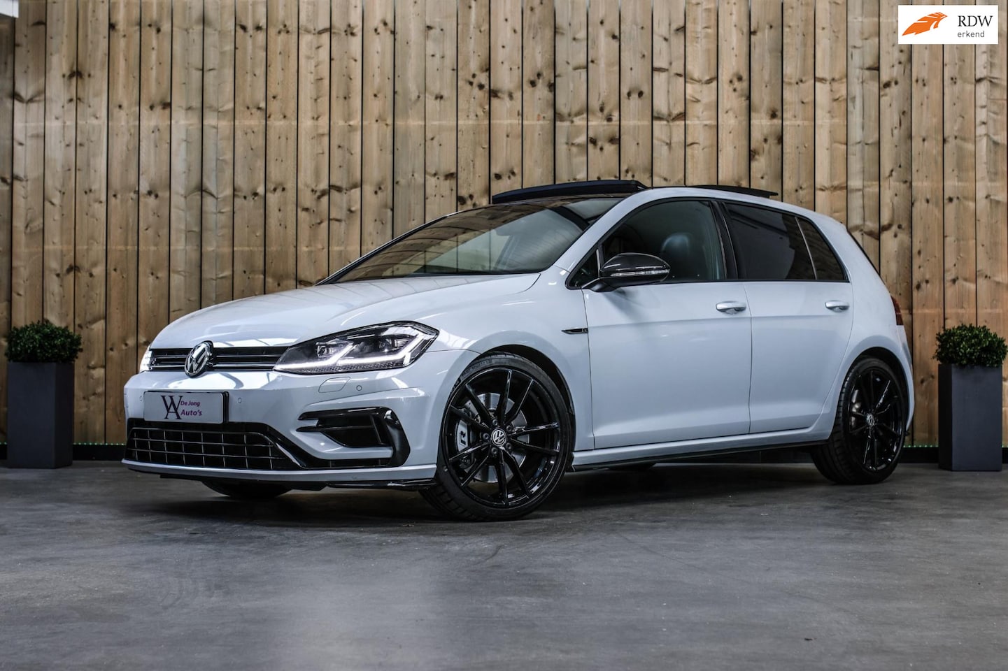 Volkswagen Golf - 2.0 TSI 4Motion R *Akra*Pano*DCC*Dynaudio*Camera*leder* - AutoWereld.nl