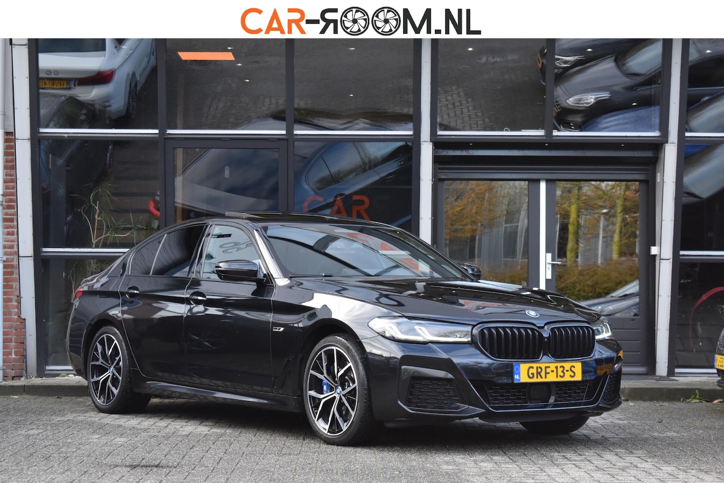 BMW 5-serie - 530e Business Edition Plus M-Pakket HUD Pano Kuipstoelen ACC H&K - AutoWereld.nl